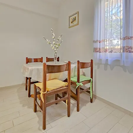 Apartman Erika 4 *